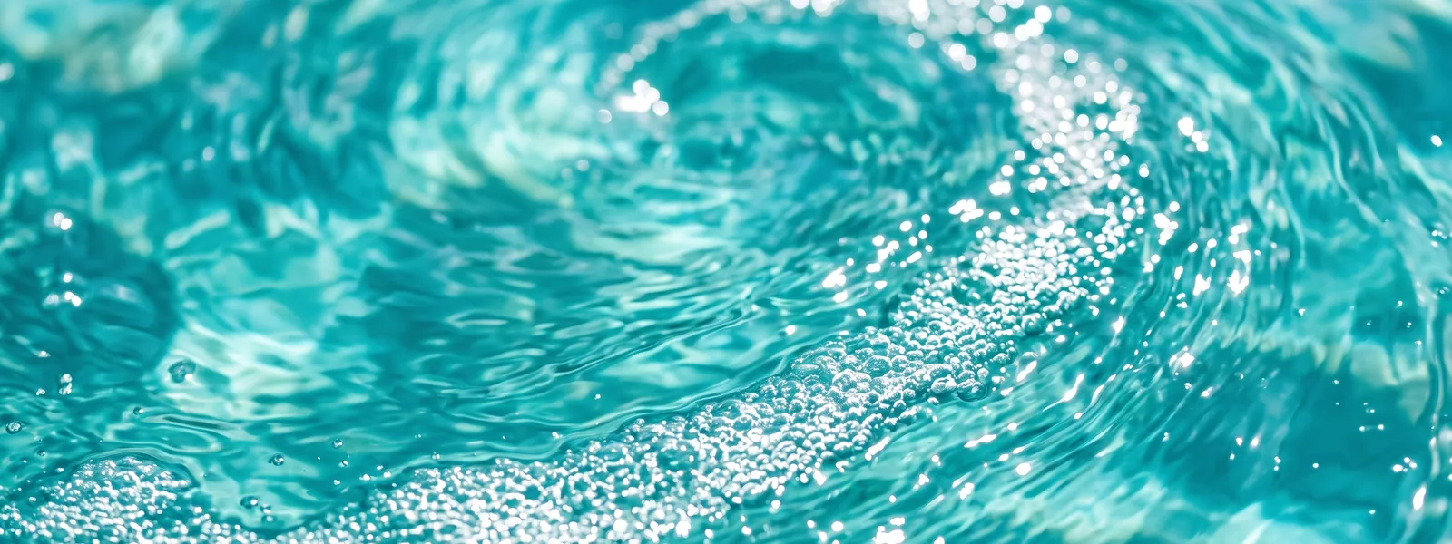 Acqua calda percorsa da increspature lente e circolari, che si aprono e si richiudono
