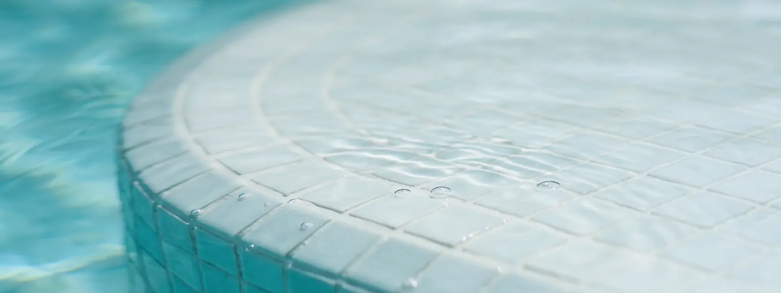 Acqua calda ferma di una vasca coperta, vista ravvicinata