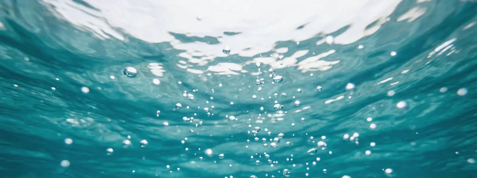 Riflessi di luce sulla superficie dell'acqua calda