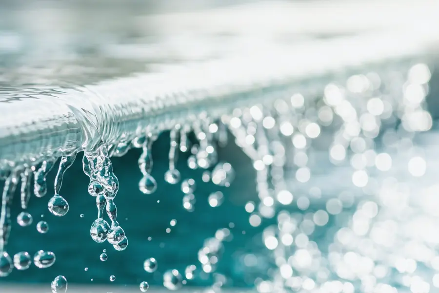 Dettaglio dell'acqua calma di una vasca coperta Ondarte